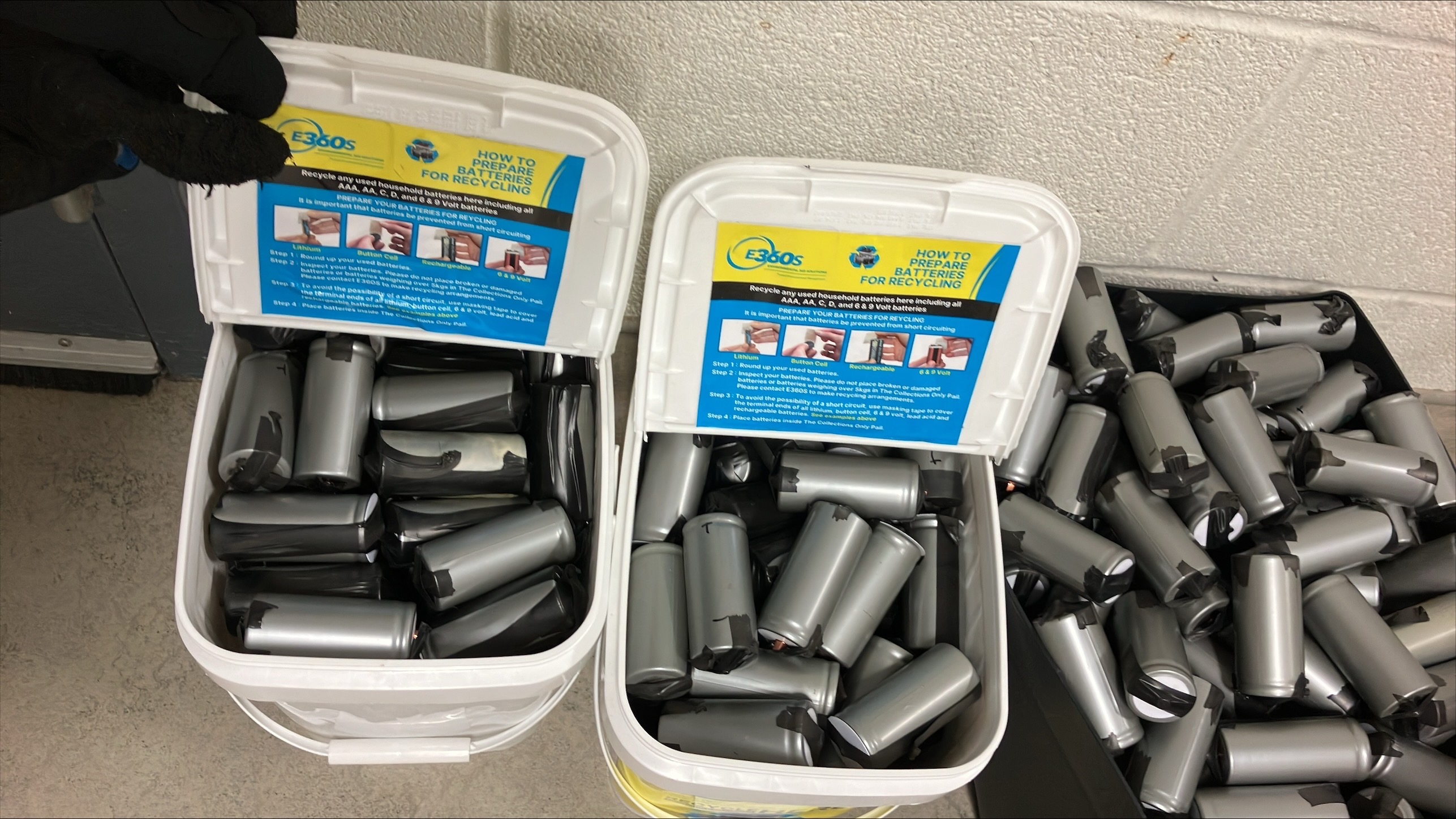 A large collection of recycled battery cells